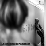 Cover : LA CAMERA DI PLASTICA (2025)